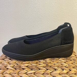 Vionic Jacey Women's Slip-on Wedge Shoe. EUC Black. Women’s US size 10